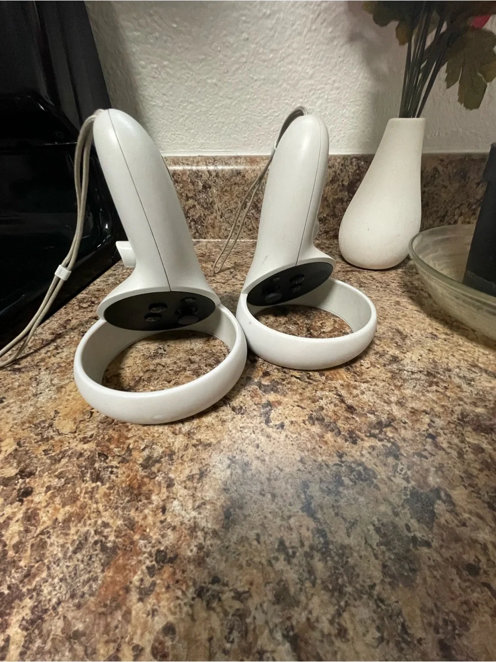 Oculus Standalone VR Headset with White Controllers